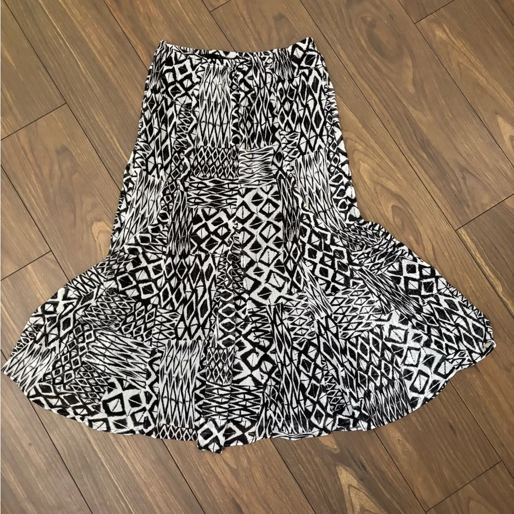 Women's Black & White Patterned Short Sleeve Top